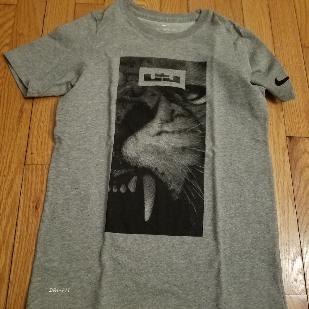 LeBron James Nike Shirt Size Medium
